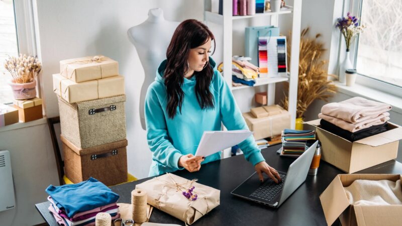 An IT-contractor company manages a late invoice