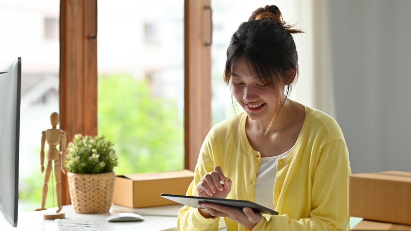 A Credicorp customer reviewing their business finances